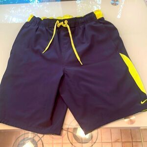Nike swim shorts navy green medium drawstring, two pockets and one hidden pocket